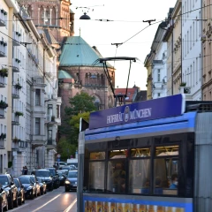 Die Tram in München. Im Hintergrund ist die St. Lukas Kirche zu sehen