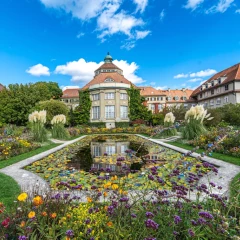 Der Botanische Garten in München, voller bunter Blumen und Grünfläche