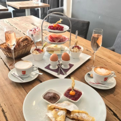 Das Langschläferfrühstück im Miss Lillys. Kaffee, Prosecco, gekochte Eier, Pfannkuchen, Obst, Brot etc.