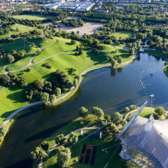 Blick auf den Olympiasee und Park von oben fotografiert, im Sommer