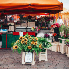 Marktstand mit verschiedenen Blumen