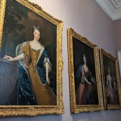 Gemälde im Schloss Nymphenburg München. Auf den Gemälden sind adlige frauen abgebildet