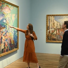 Ausstellung Barcelona Moderna in der Kunsthalle München. Eine junge Frau und ein junger Mann schauen isch ein Gemälde an.