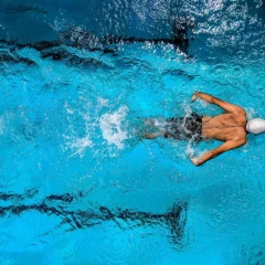 Ein Schwimmer in einem Schwimmbecken von oben fotografiert