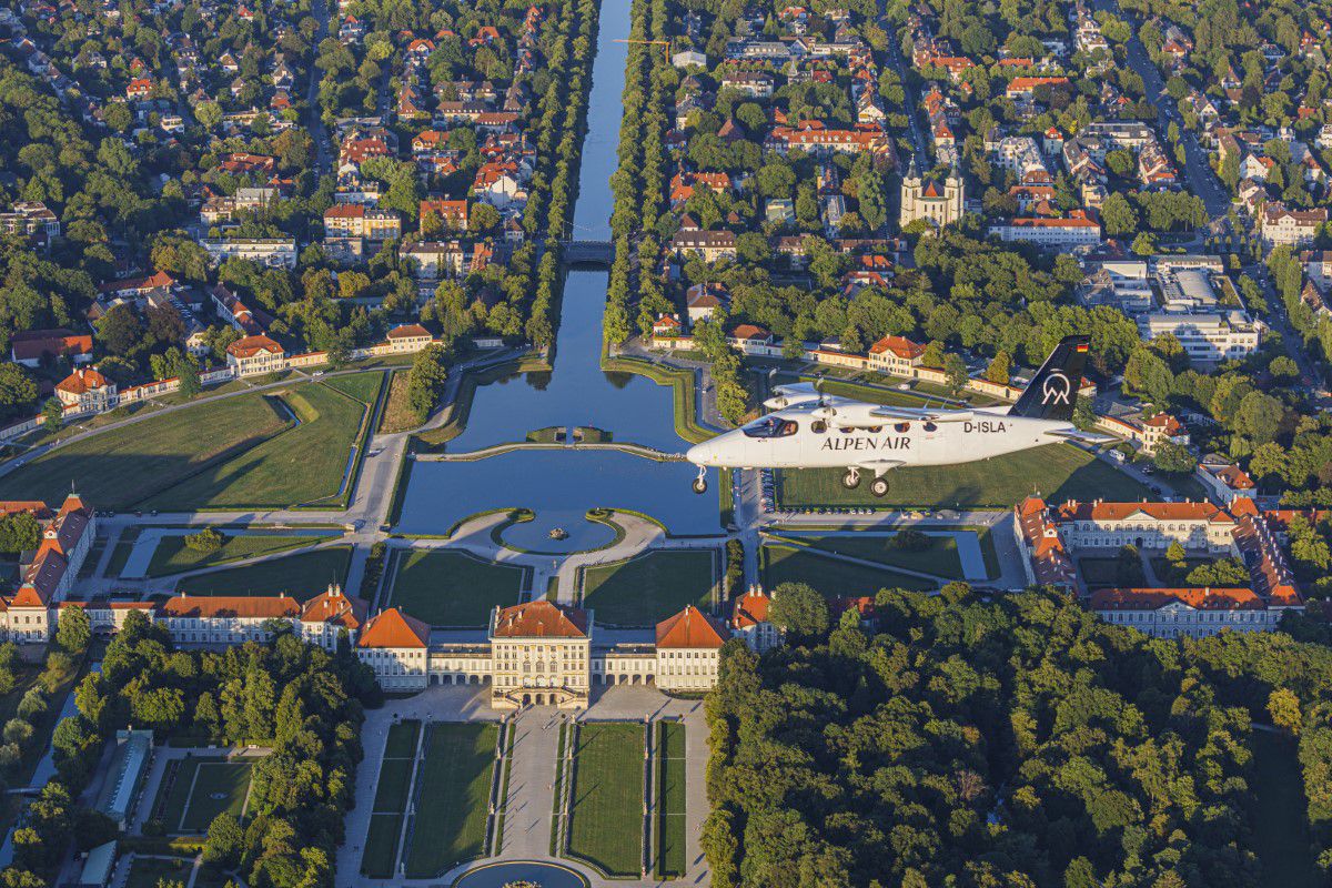 Alpen Air überfliegt Nymphenburg in München