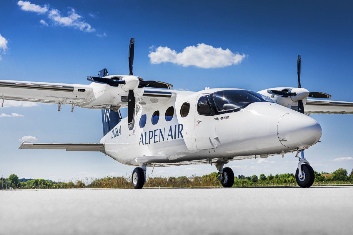 Alpen Air Flugzeug am Boden