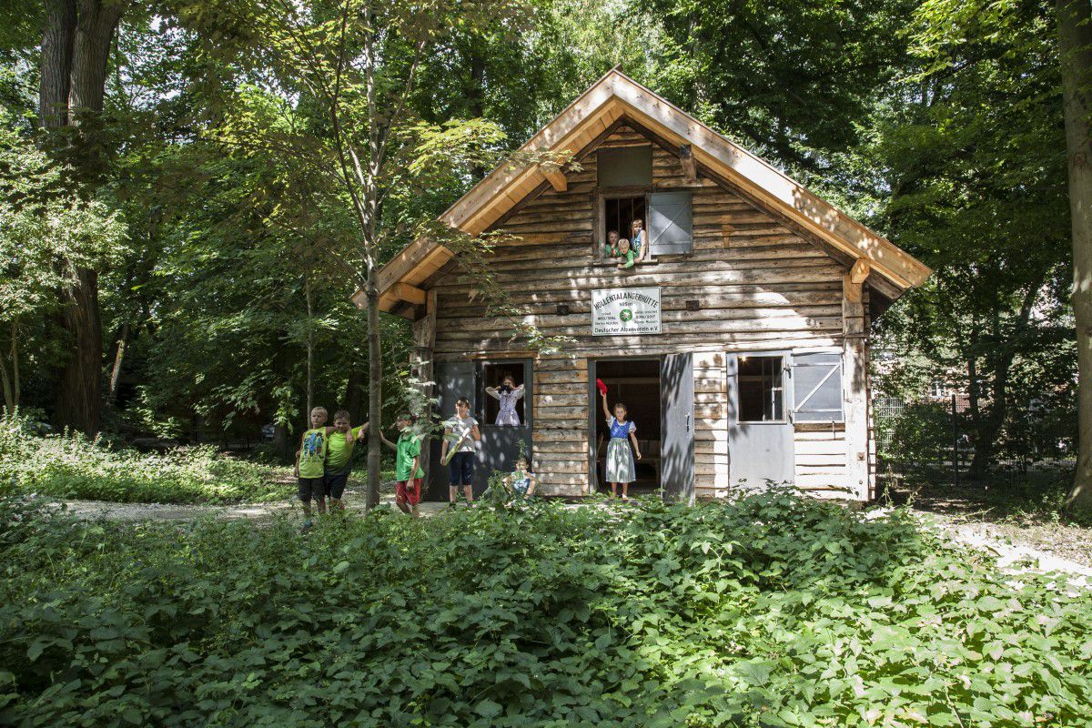 Höllentalanger Hütte mit Kindern im Wald vor dem Alpines Museum