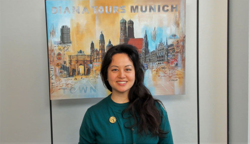 Inhaberin Diana vor einem Münchenportrait