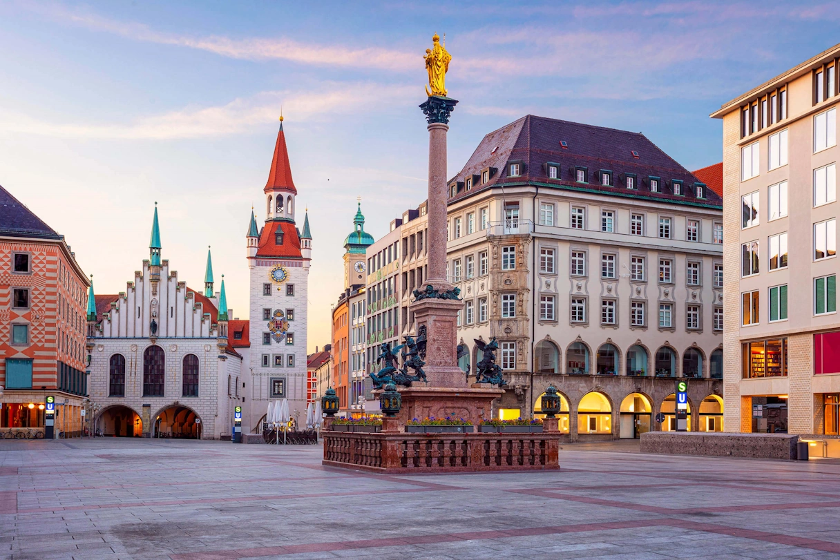 München Marienplatz, Blick auf die Mariensäule und das alte Rathaus