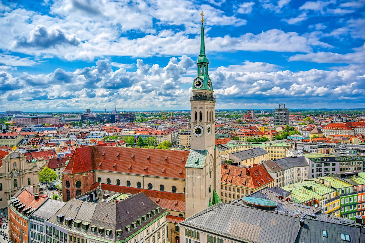 Blick über die Stadt München mit Fokus auf das alte Rathaus