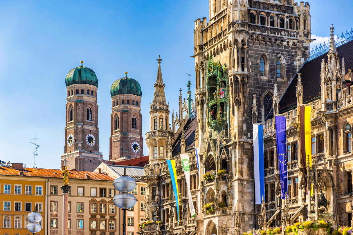 Marieplatz München mit Blick zum neuen Rathaus und der Frauenkirche