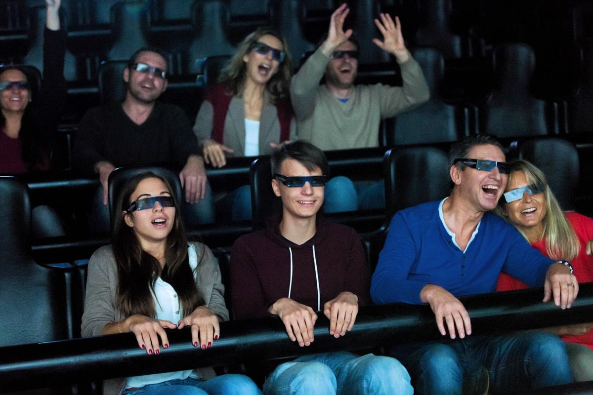 Bavaria Filmstadt 4D Kindo, Zuschauer tragen die 3D Brille und blicken auf die Leinwand