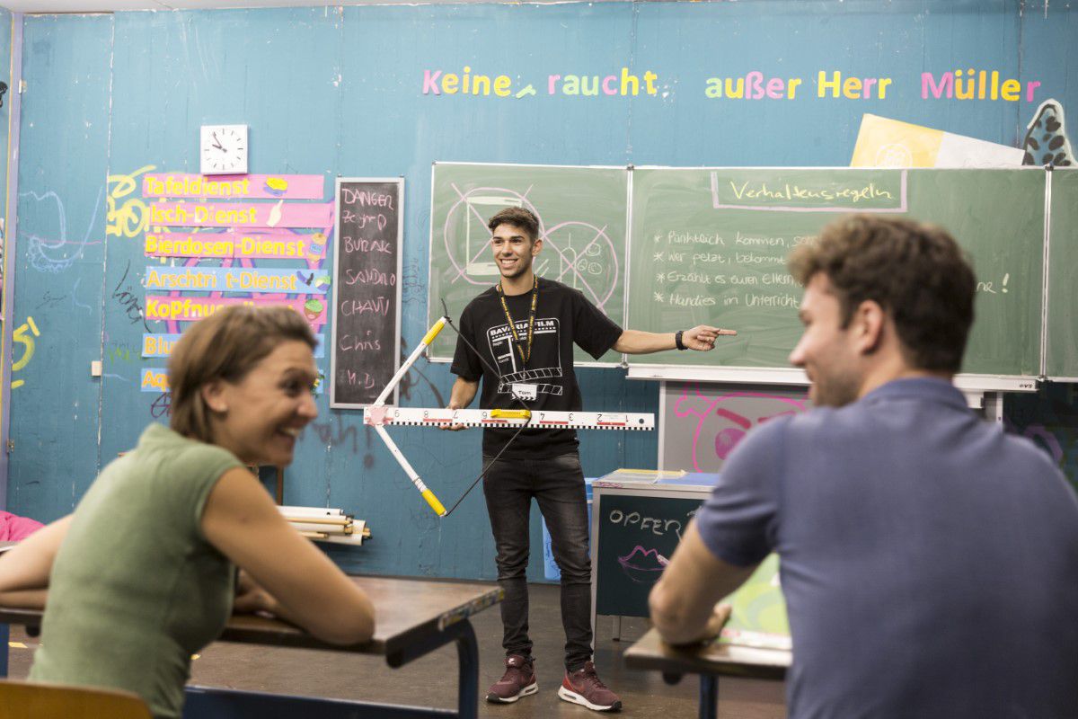 Bavaria Filmstadt Fack ju Goethe Filmset Klassenzimmer mit Schülern