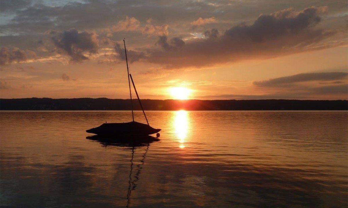 Ammersee mit Sonnenuntergang und Boot