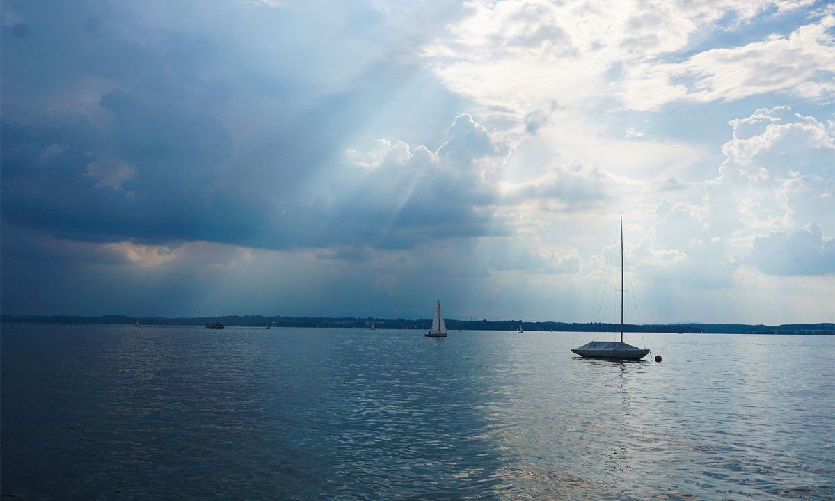 Blick auf den Ammersee mit Booten