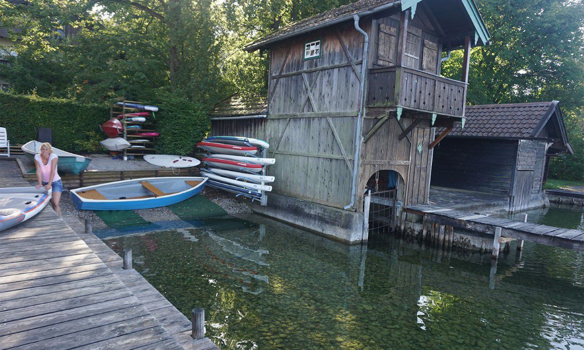 Fischermichel Steg mit unbeutzten Booten und Schuppen