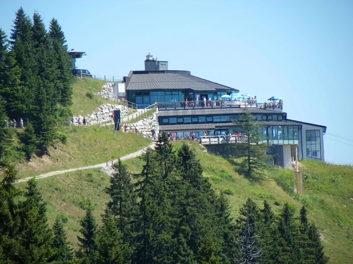 Brauneck cable car. Many people can be seen