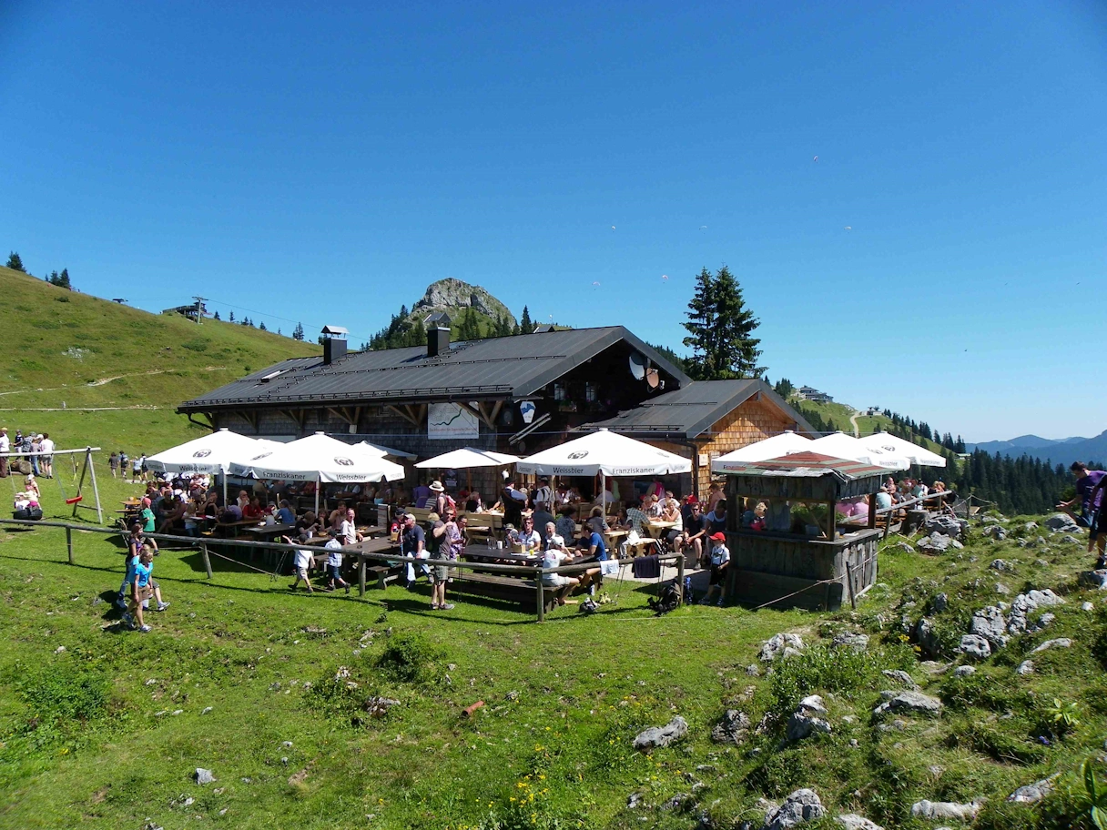 Alpine hut on the Brauneck, the outdoor area is full of people