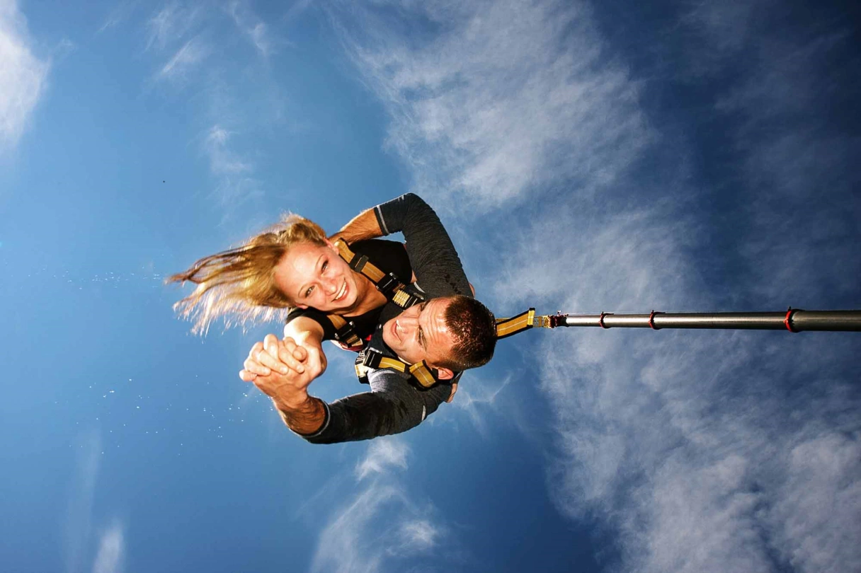 Bungee jump of a young couple
