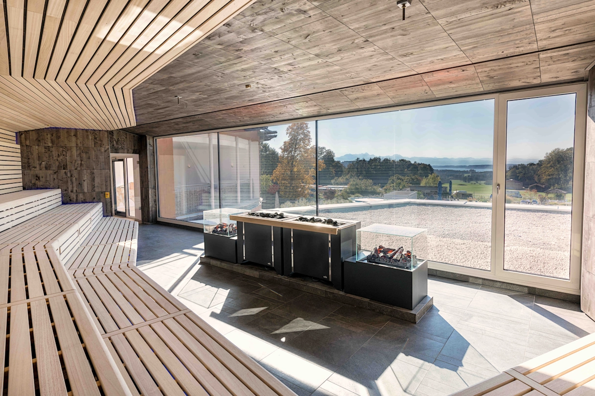 Sauna mit Panoramaaussicht bei Sonnenschein