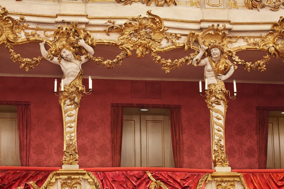 Cuvillies Theater und Wanddekoration aus Gold mit kleinen Statuen