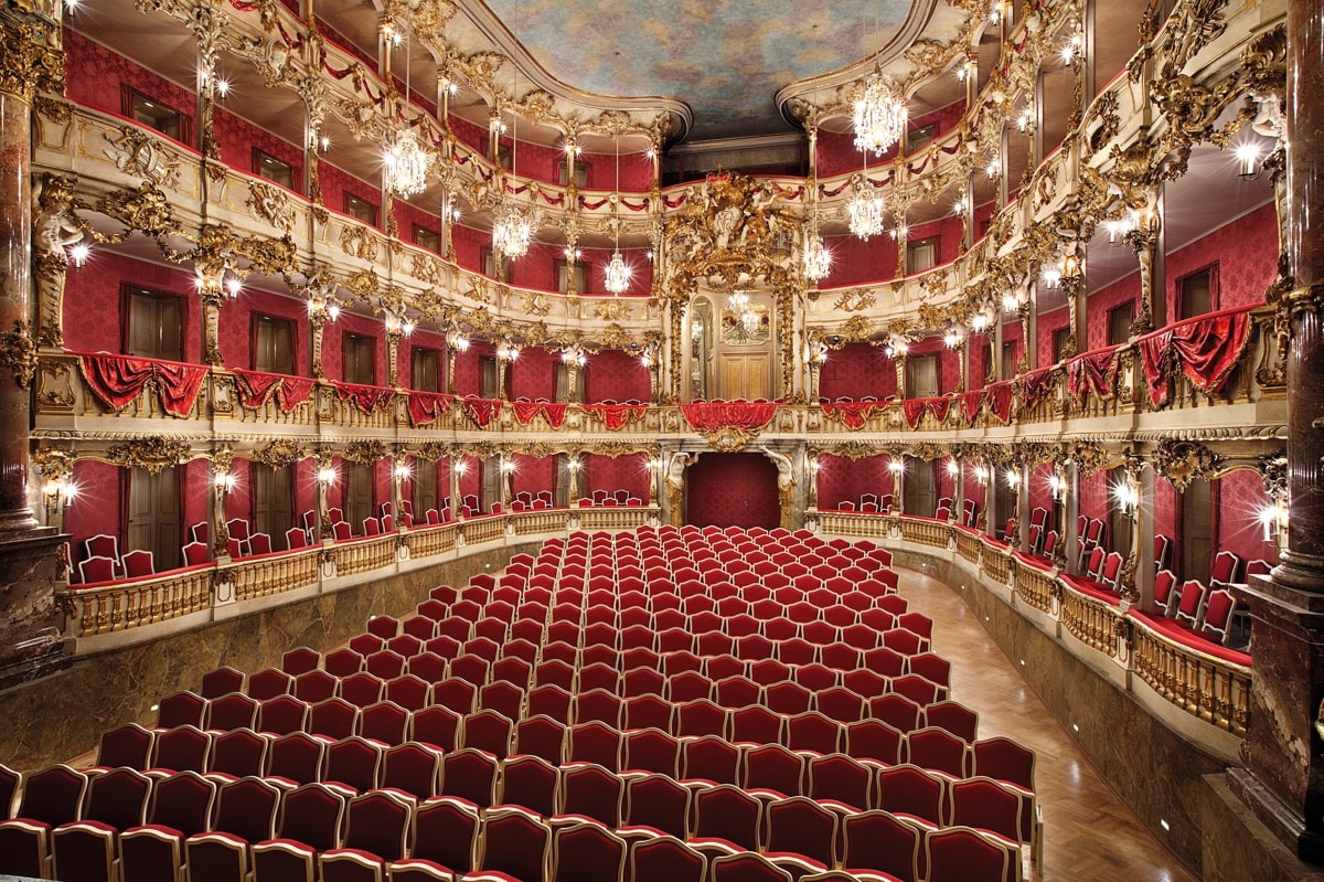 Cuvillies Theater Saal mit vielen Sitzplätzen in Gold und Rot