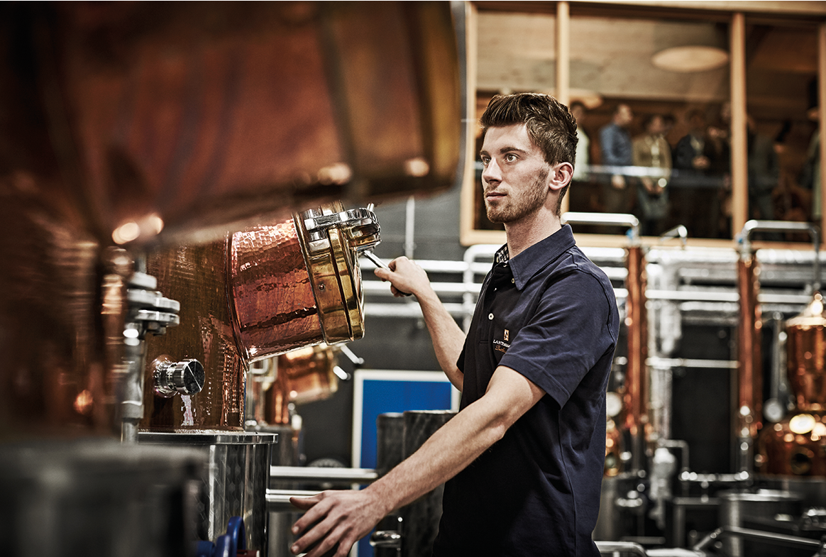 Brennerei in der Destillerie Lantenhammer mit Destillateur Benedikt