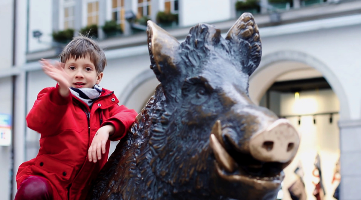 Bronze Wildschwein Statue vor dem Museum mit einem winkendem Kind