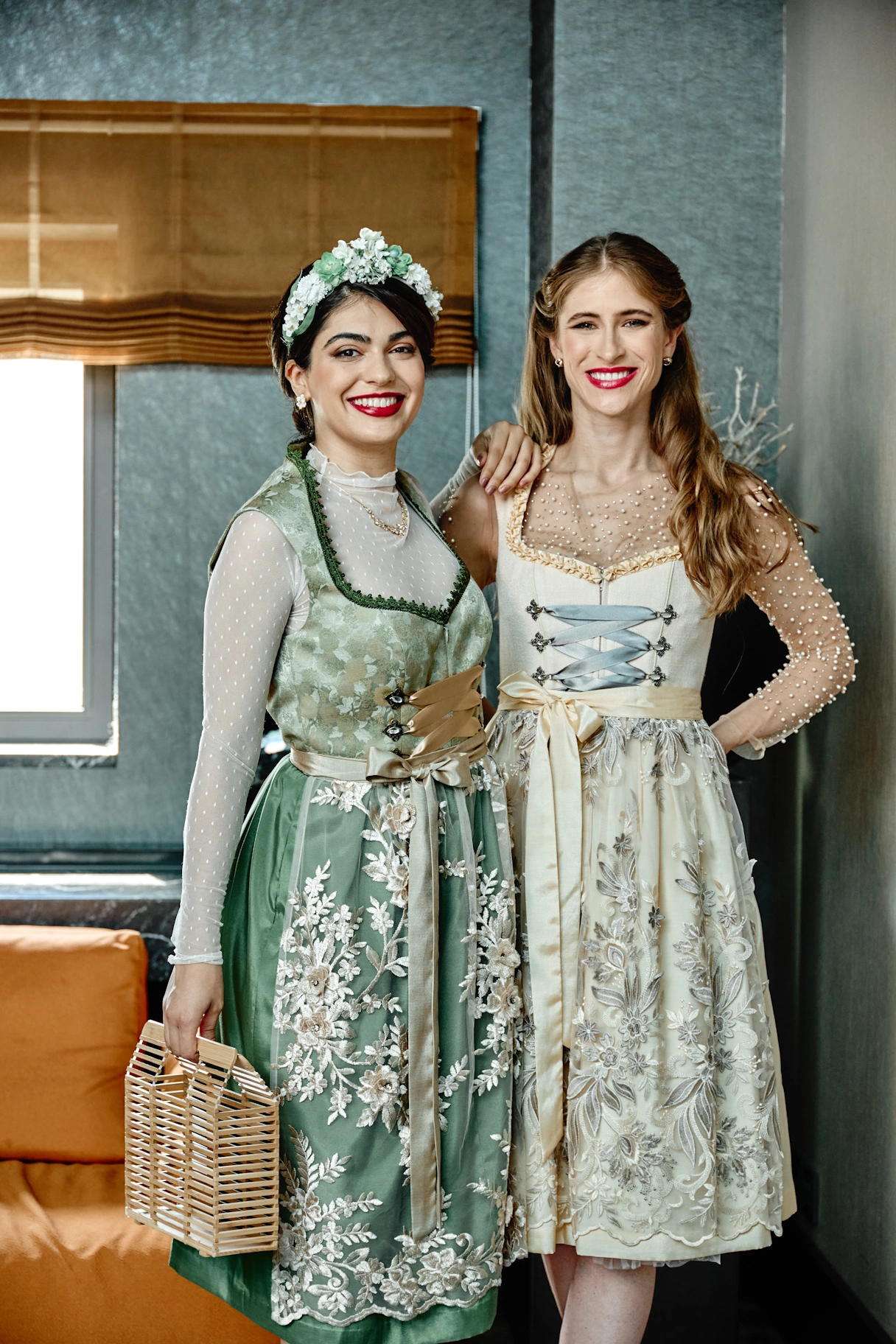 2 junge Frauen im Dirndl mit den Farben mintgrün und creme weiß