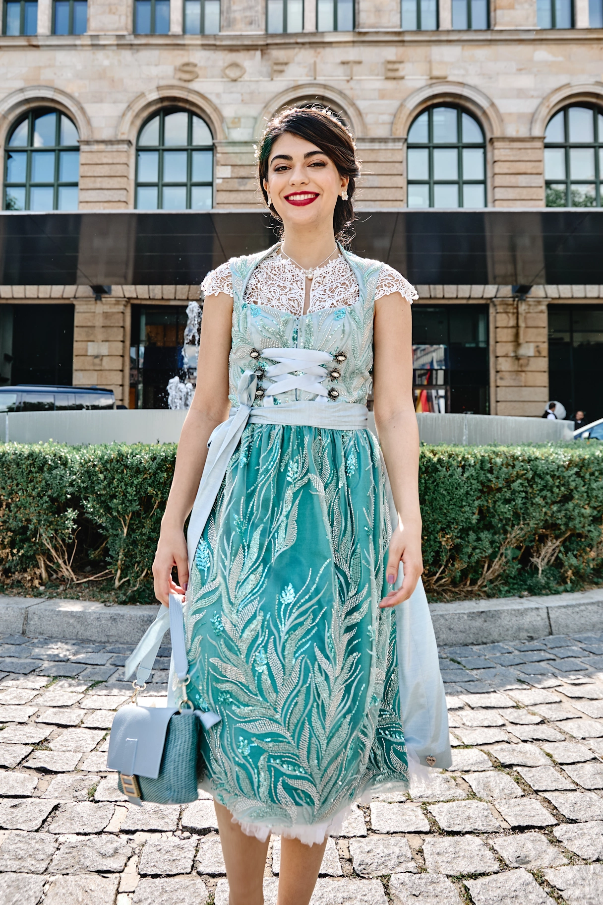 Junge Frau in einem Hellblauen Dirndl