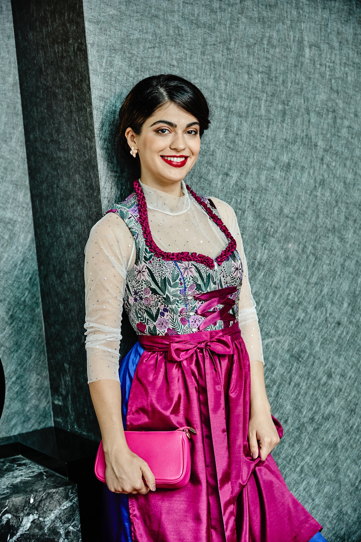 Junge Frau im pink/blauen Dirndl