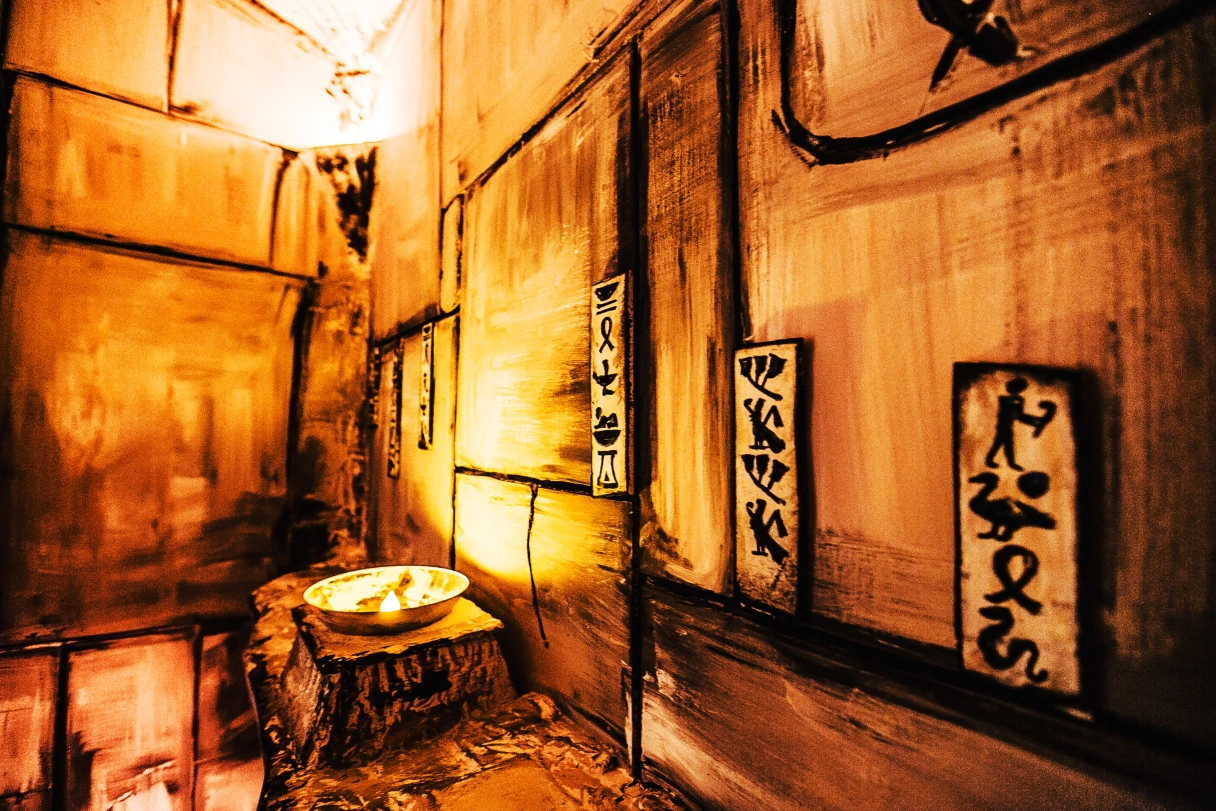 Leuchtene Ecke eines Raumes mit greller Kerze und asiatischen Schriftzeichen an der Wand