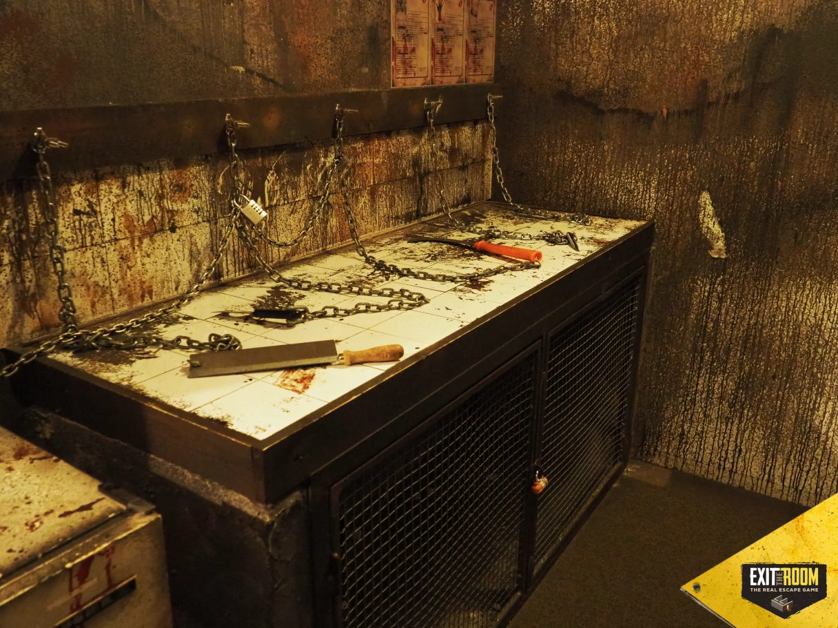 Dunkler und dreckig dargestellter Raum mit Metallketten, Schlössern und Werkzeugen auf einer Ablage