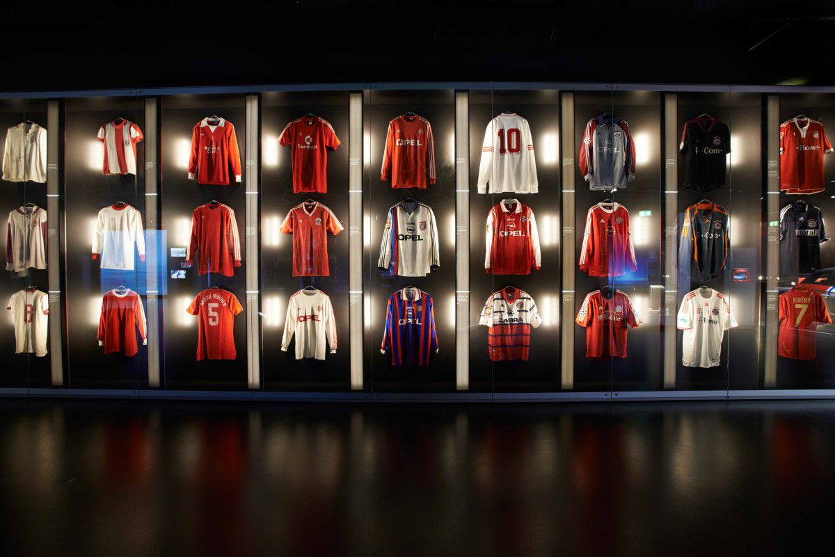 FC Bayern Museum Ausstellung der Trikots vom Verein