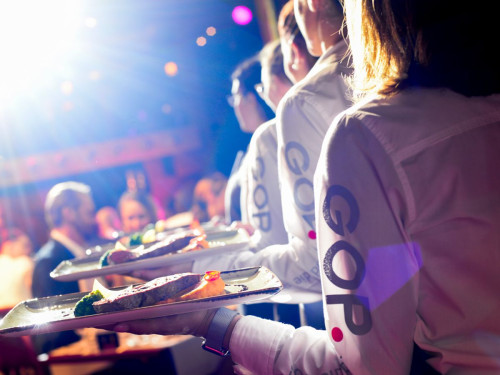GOP Kellnerinnen bringen das Essen zu den Gästen