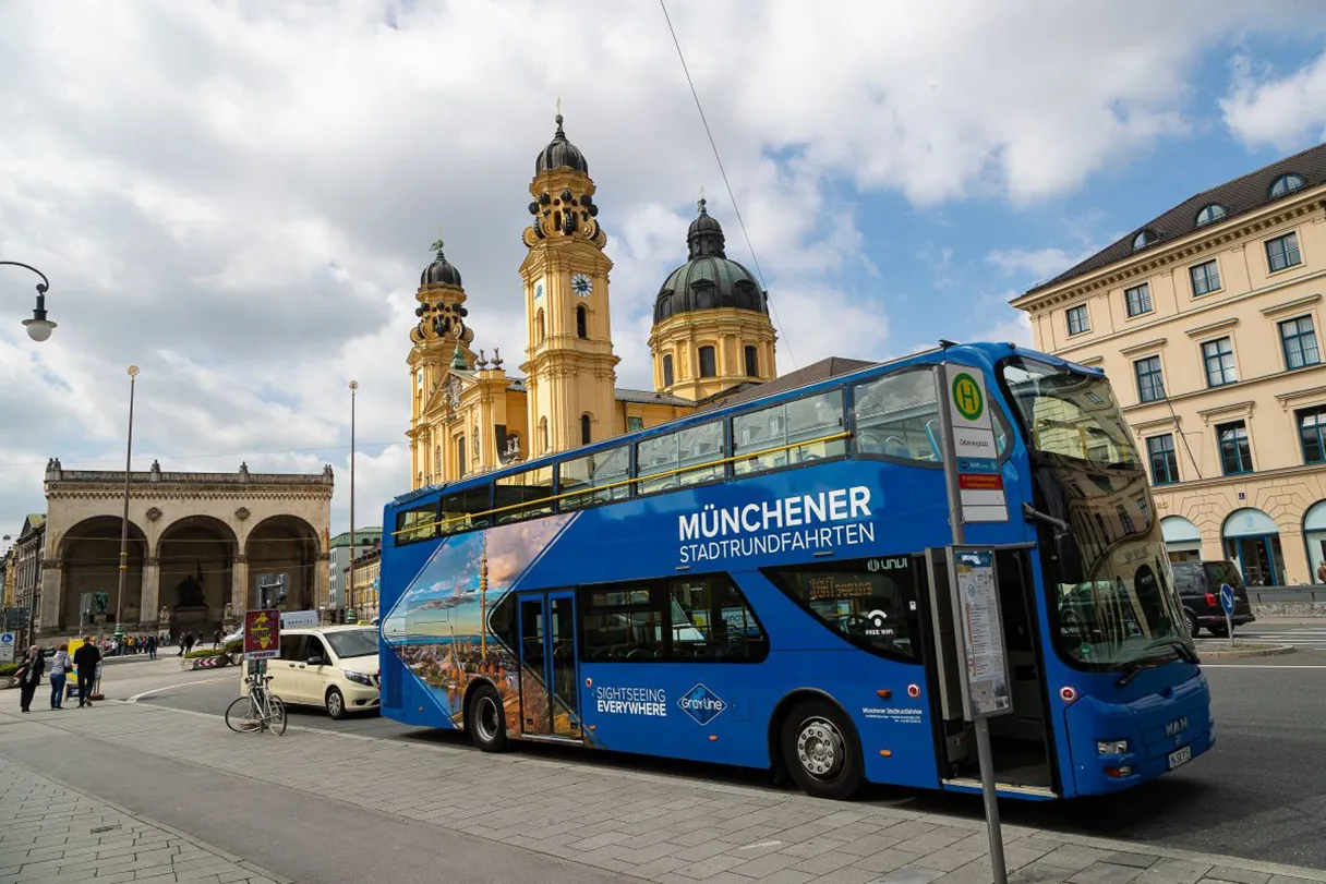 Blauer Gray Line Stadtrundfahrten Bus in München vor der Theatinerkirche am Odeonsplatz
