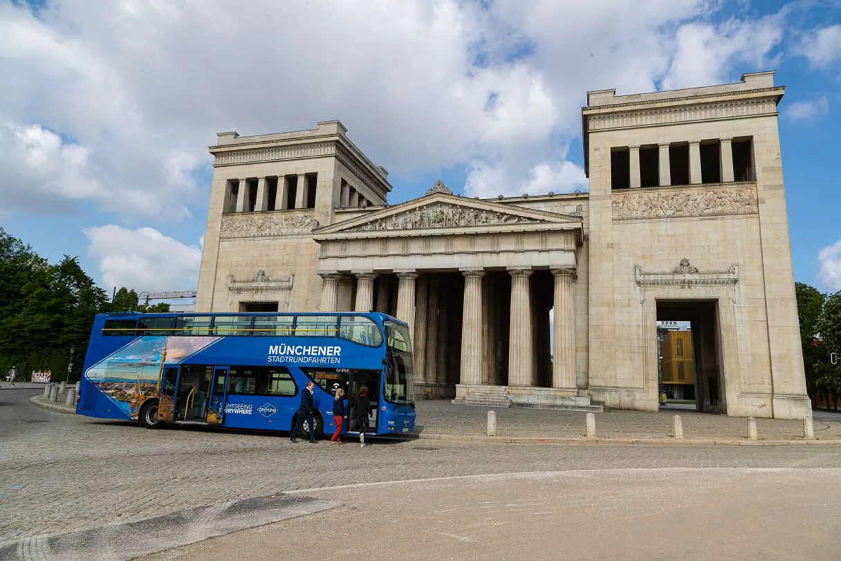 Blauer Gray Line Stadtrundfahrten Bus am Königsplatz in München