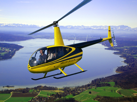Gelber Helikopter über einem See