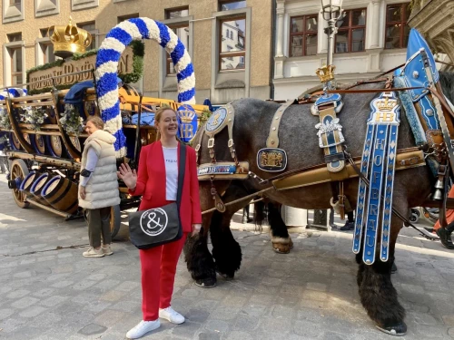 City guide Barbara in front of a horse carriage