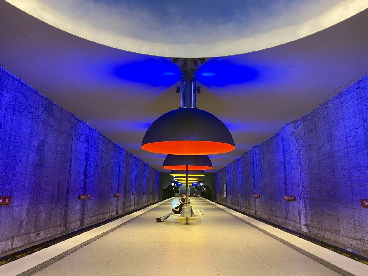 U-Bahnhof Münchner Freiheit Bahnsteig mit roten und blauen Lichtern