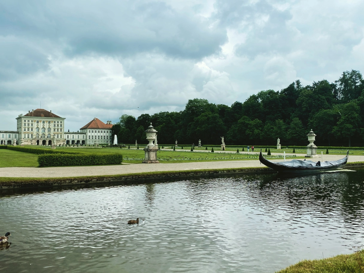 Schloss und Park Nymphenburg bei bewölktem Wetter