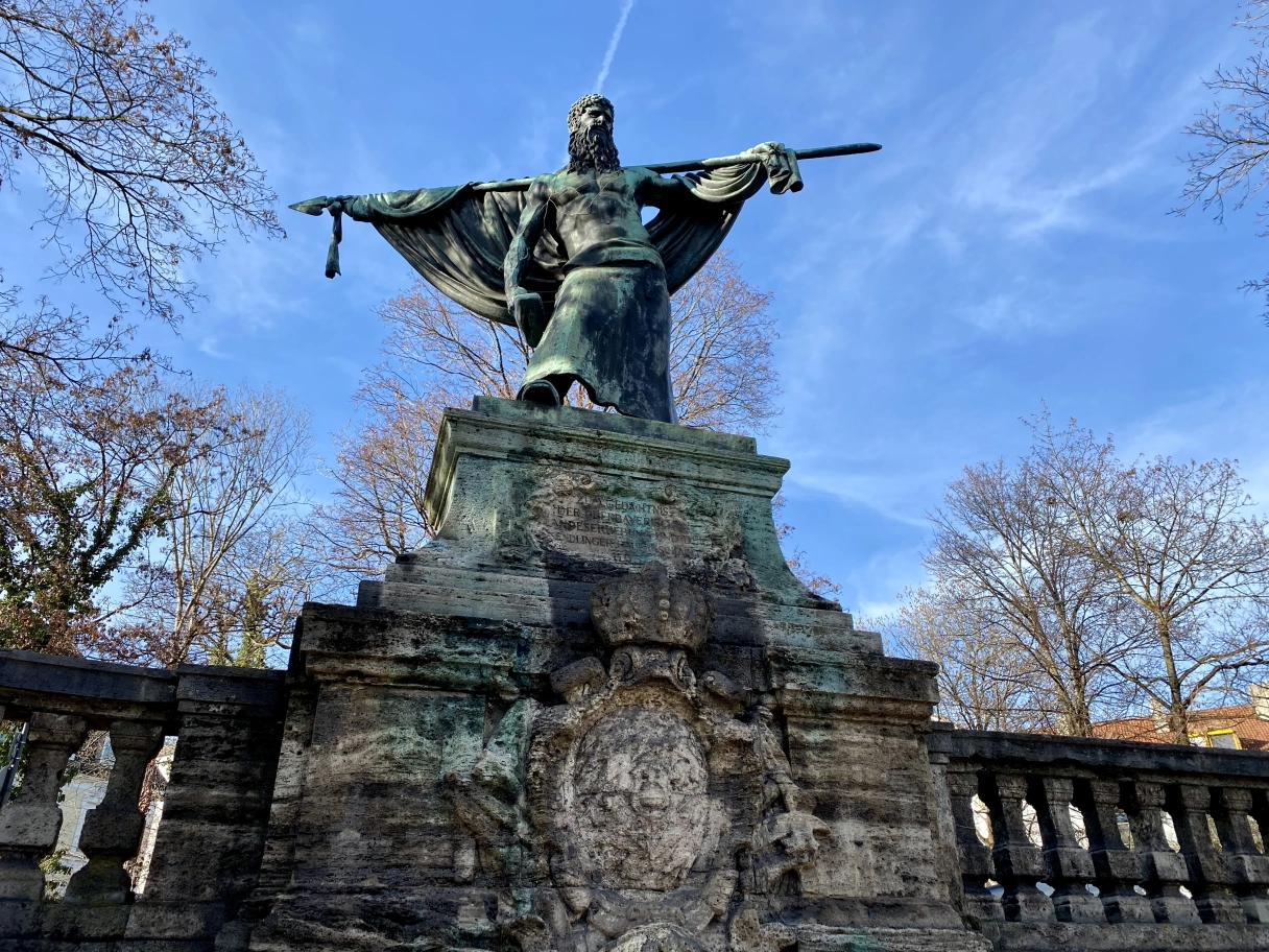 Große Statue im Westen Münchens