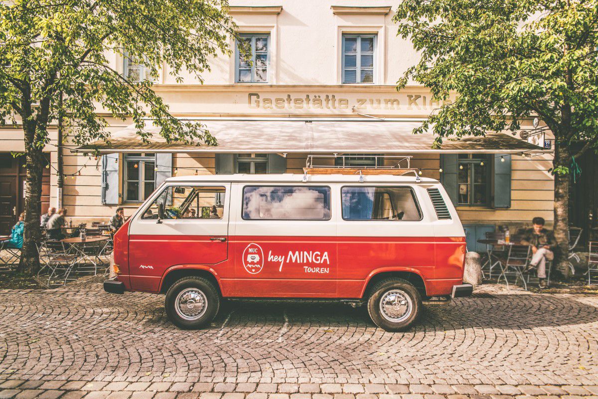 Roter VW Bulli vor einem Restaurant in München
