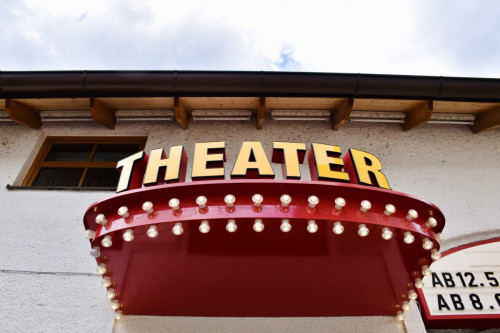 Hoftheater München rotes Theater Schild über dem Eingang mit kleinen Lampen