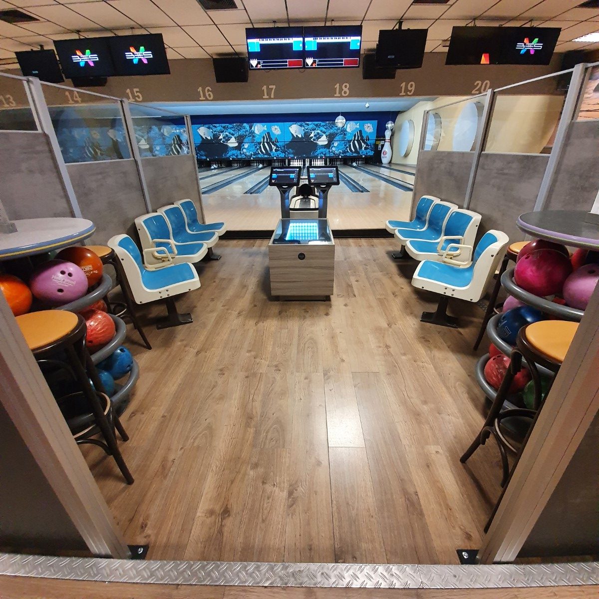 Bowlingbahn und Sitzbereich mit Kugeln und Bildschirmen