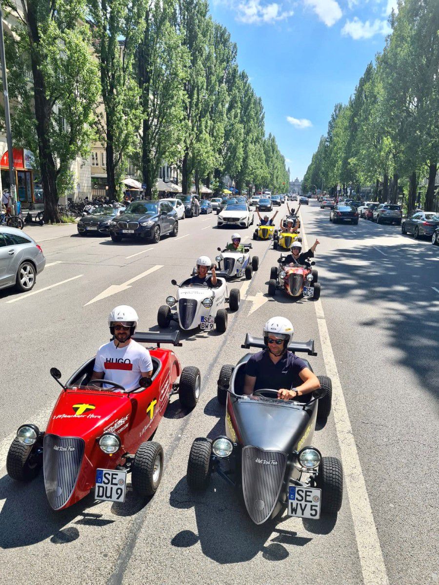 Hot Rod Fahrer auf den Straßen Münchens in einer Reihe fahrend
