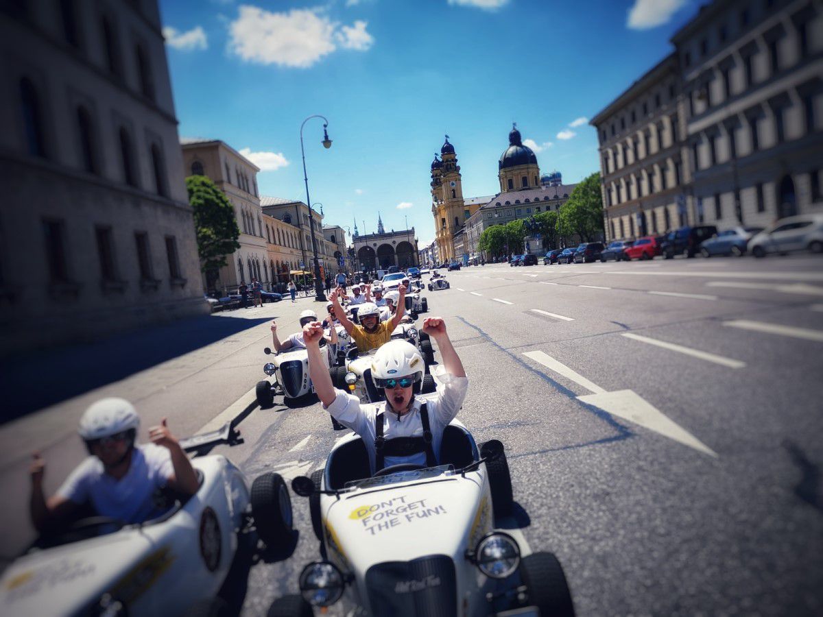 Hot Rod Fahrer auf den Straßen Münchens in einer Reihe fahrend, im Hintergrund die Theatinerkirche