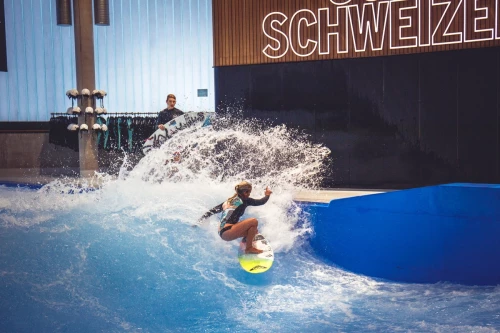 Surferin in der Jochen Schweizer Arena auf dem Wasser