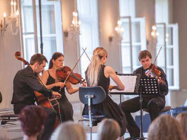 4 Geige spielende Menschen in Nymphenburg zu einem Ensemble