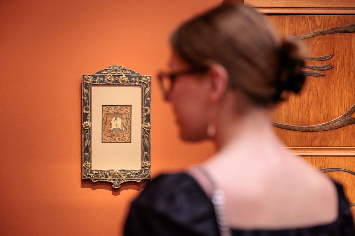 Young woman standing in front of a painting in the Kunsthalle Munich